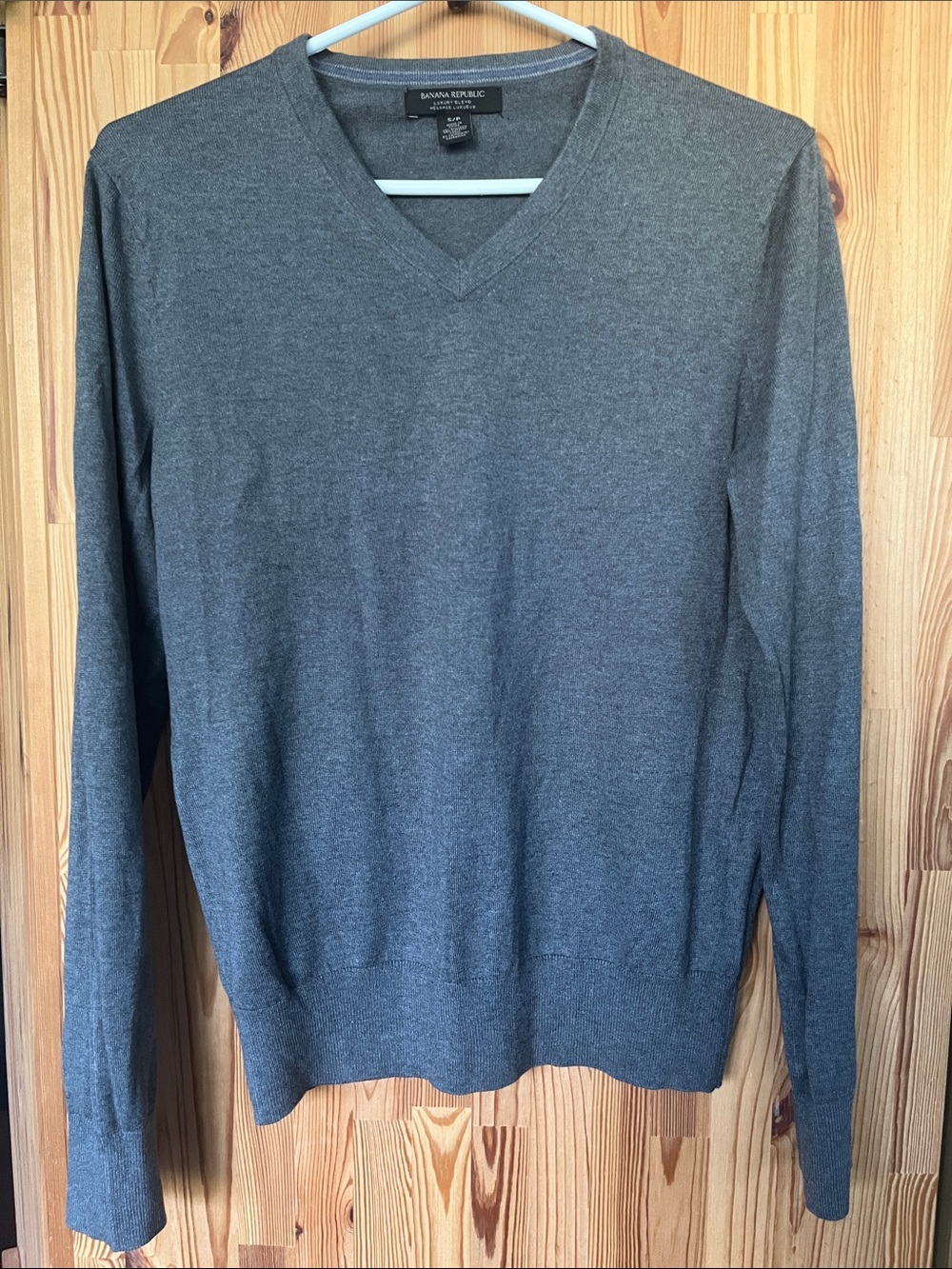 Banana Republic Men's Silk-blend Gray V-Neck Sweater (size S)